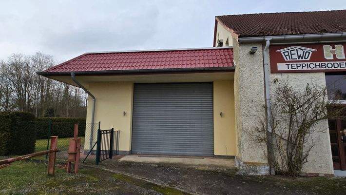 Große Garage Außenansicht