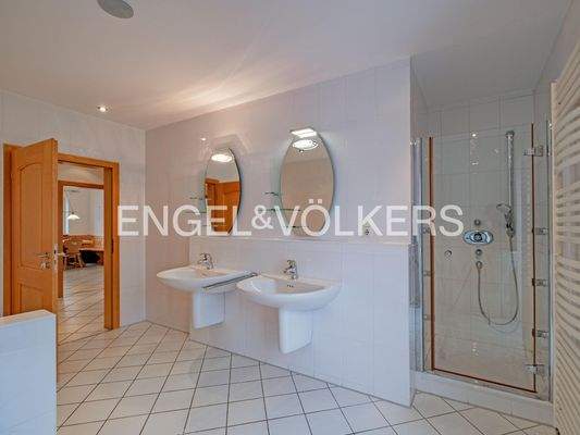 Badezimmer mit Waschbecken, Dusche und Badewanne