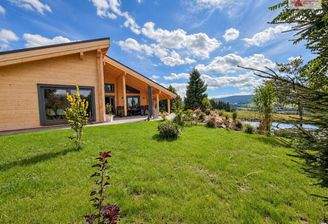 Holzbungalow mit Schwimmteich