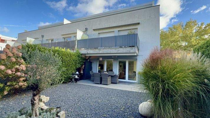 Pflegeleichter Aussenbereich mit mediterranem Flai