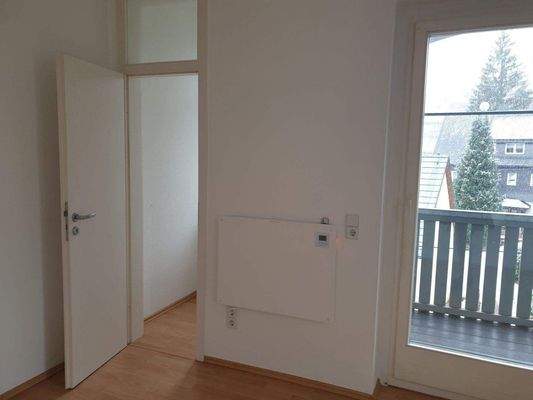 Küche mit Abstellraum und Balkon