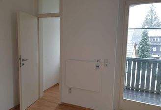 Küche mit Abstellraum und Balkon