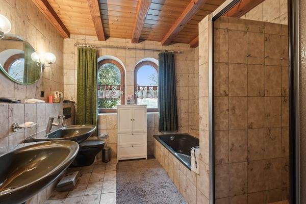 Bad im EG mit Wanne und Dusche