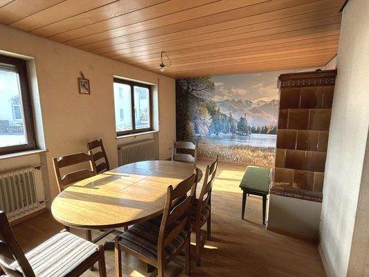 Erdgeschoss: Wohnzimmer mit Kachelofen