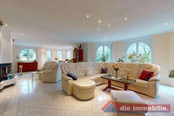 Wohnzimmer mit Kamin – Rückzugsort mit Ausblick ins Grüne