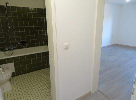 19-Flur+Blick Bad.JPG