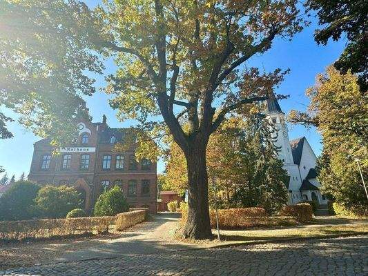 Rathaus Zeuthen und Martin-Luther-Kirche.jpg