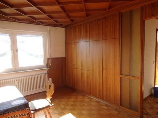 Esszimmer mit Einbauschrank u. Holzdecke