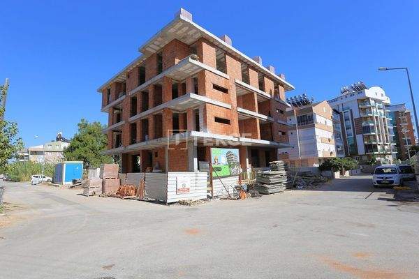 Apartments for Sale in Konyaaltı Arapsuyu in a Complex with Parking