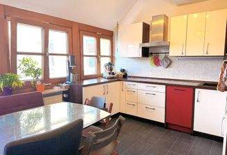 Küche mit Essbereich und Fensterfront
