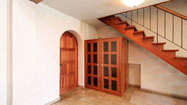 Seiteneingang und Treppenaufgang