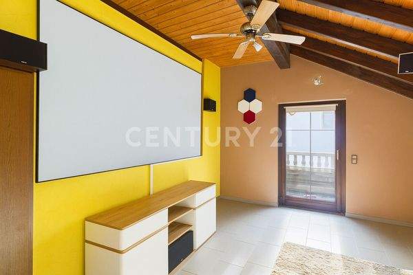 Kinder- / Medienzimmer mit eigenem Balkonzugang