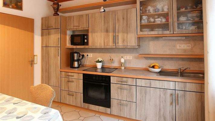 Küche mit Einbauküche (Spülmaschinenanschluss vorhanden)