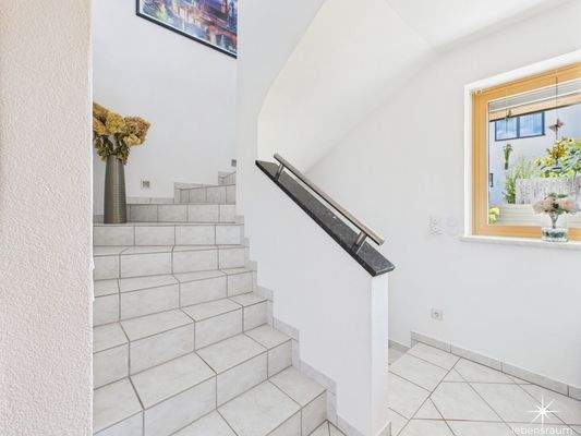 Treppe ins OG und in den Keller.