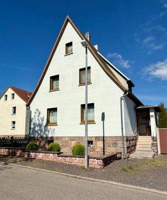 Straßenansicht mit Eingangsbereich