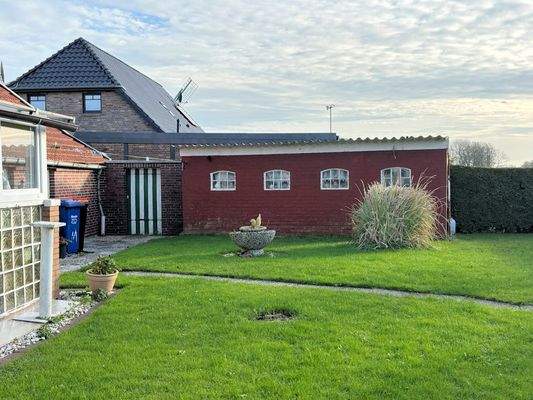 Garten mit Nebengebäude