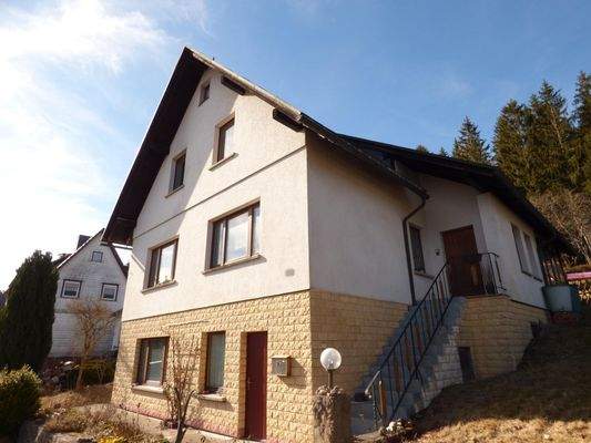 Straßenansicht mit Eingangsbereich