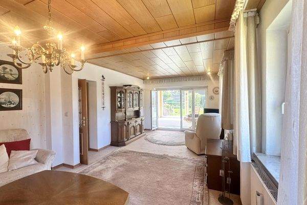 Wohnzimmer mit Blick ins Grüne