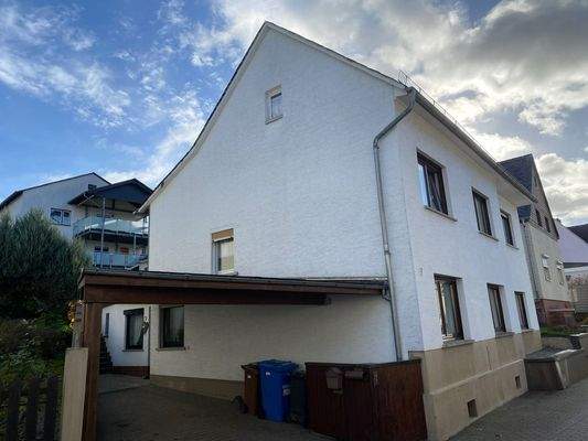 Hausansicht mit Carport