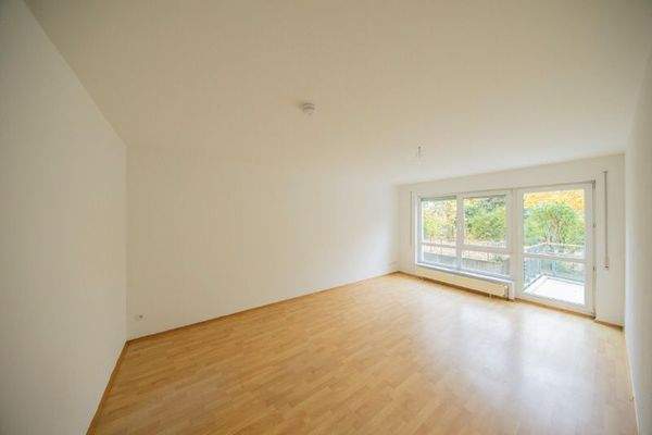 Wohnzimmer mit Balkon