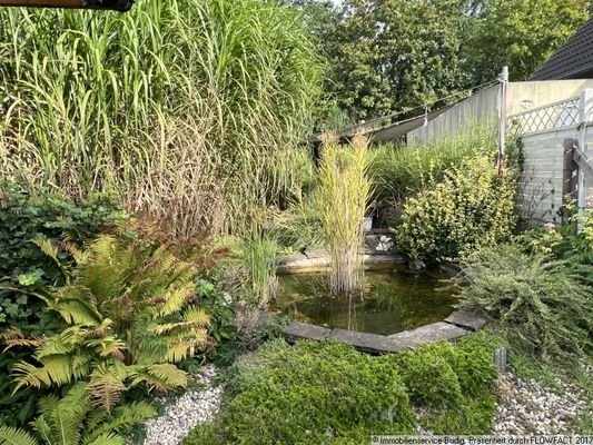 liebevoll angelegter Garten mit kleinem Teich