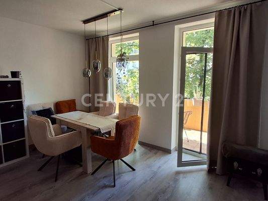 Wohnzimmer mit Zugang zum Balkon - Vorderhaus