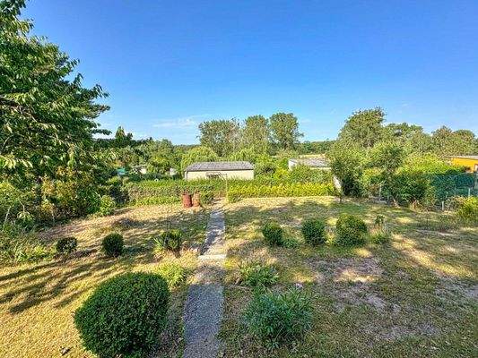 Blick vom Haus zum Tor