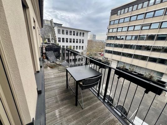 Großer Balkon im Hinterhof