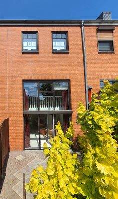 Rückseite mit großer Fensterfläche.