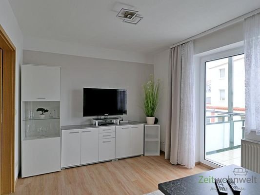 Schrankwand, TV und Balkon