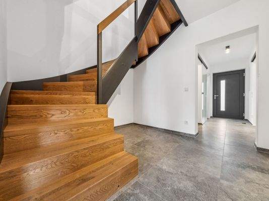 Treppe zum 1. Obergeschoss