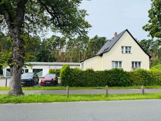 Frontansicht Haus und Nebengebäude