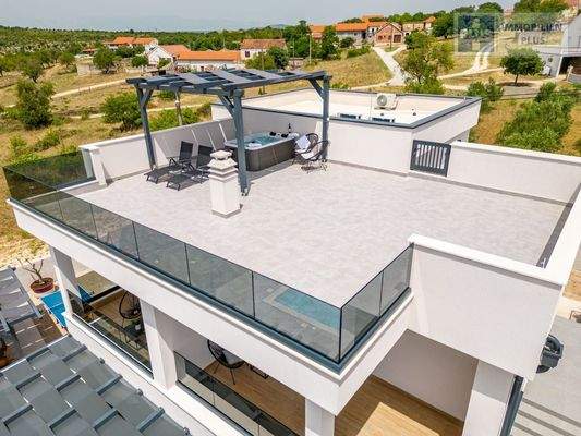 tinj-luksuzna-villa-s-velikom-okucnicom_23