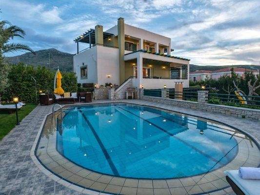 Kreta, Roussospiti: Einzigartige Villa mit separatem Apartment auf großem Grundstück mit Pool zu verkaufen