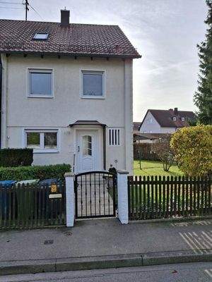 Hausvorderseite mit Garten