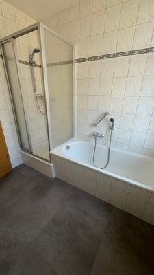 Bad mit Wanne und Dusche