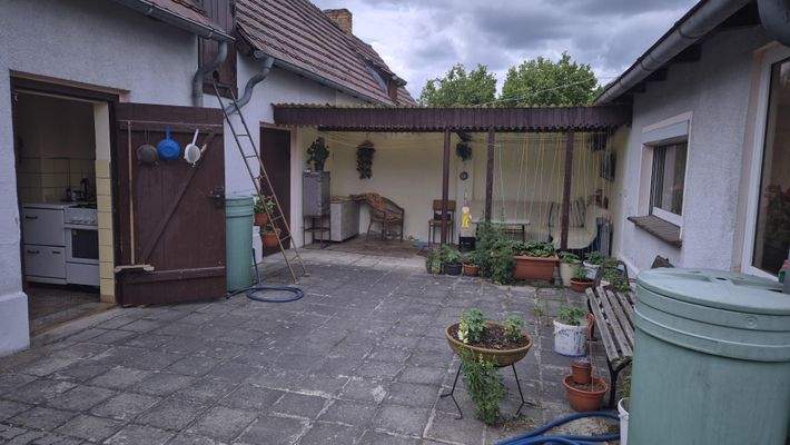 Nebengebäude mit kleiner Sitzecke