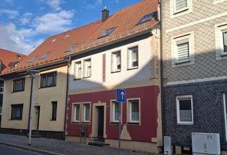 Hausnummern 18 (roter Sockel) und 16 (rechts daneben)