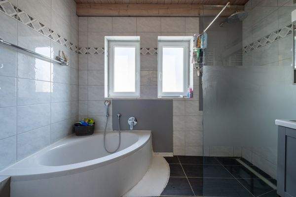 teilmodernisiertes Tageslicht-Bad