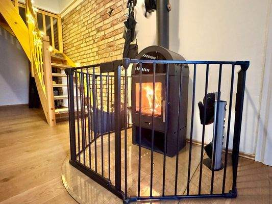 Flur mit Treppe und Kamin