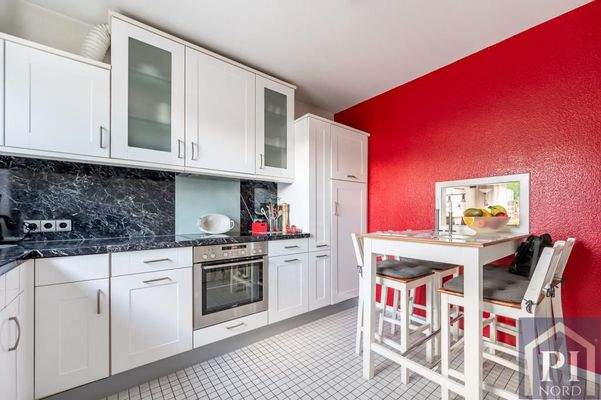 Geräumige Küche mit Frühstücksplatz