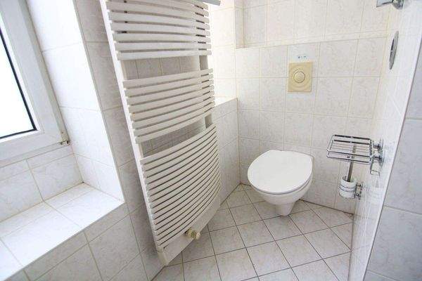 Großes Bad mit Eckwanne und Dusche