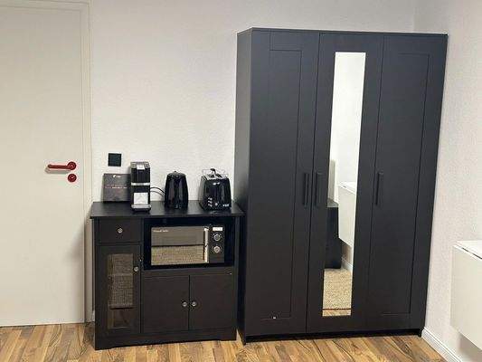 Kleiderschrank + Ausstattung