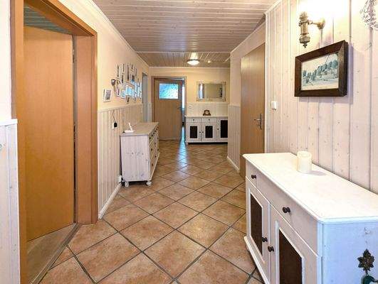 geräumiger Eingangsbereich/ Flur