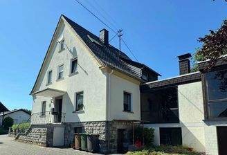 Ansicht vom Hof auf Haus und Wintergarten