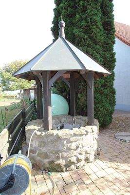Brunnen mit Zisterne auf dem Grundstück
