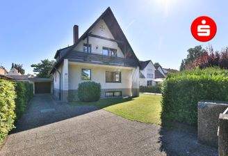 Hausansicht mit Garage und Einfahrt