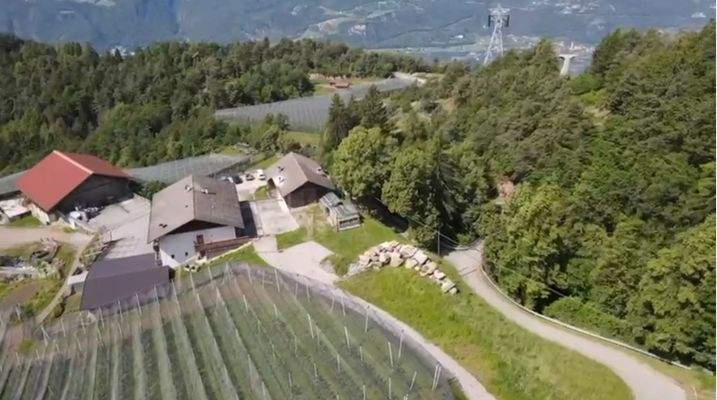 Vöran-Hof-traumhafteAussicht-Ruhe-Äpfel-Wiese-Kastanien-Südtirol-Meraner-Land-Stall-Scheune-Mühle-Beregnugn-Wasserspeicherbecken-Witschaftsgebäude-Bauernhof