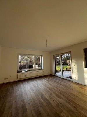 Helles Wohnzimmer mit Gartenblick