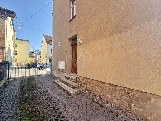 Einfahrt und Eingang zum Haus